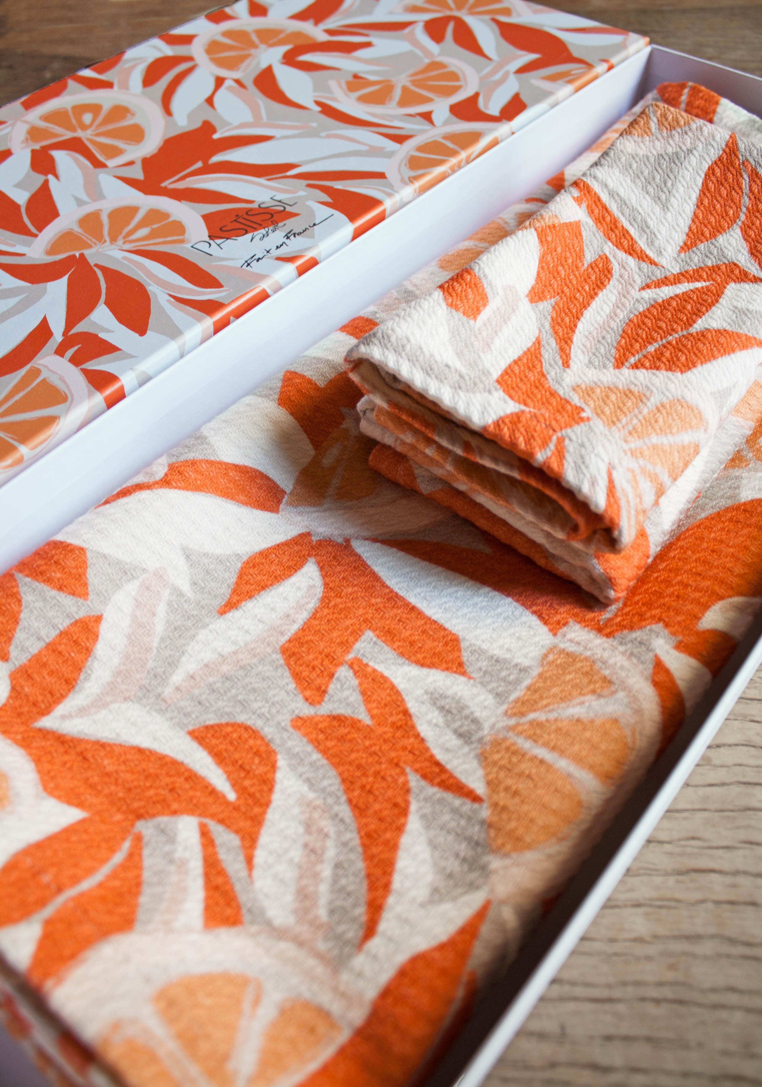 Le Coffret Chemin et Serviettes de Table Oranges pour Deux